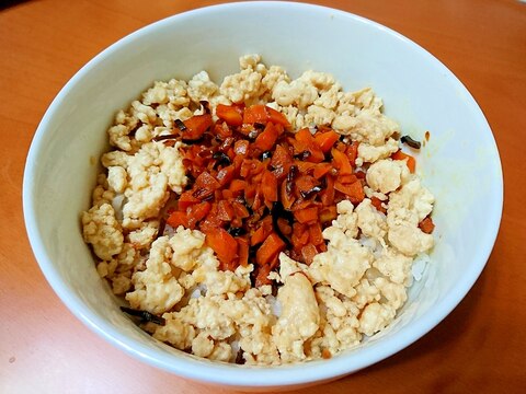 人参＆鶏そぼろの二色丼